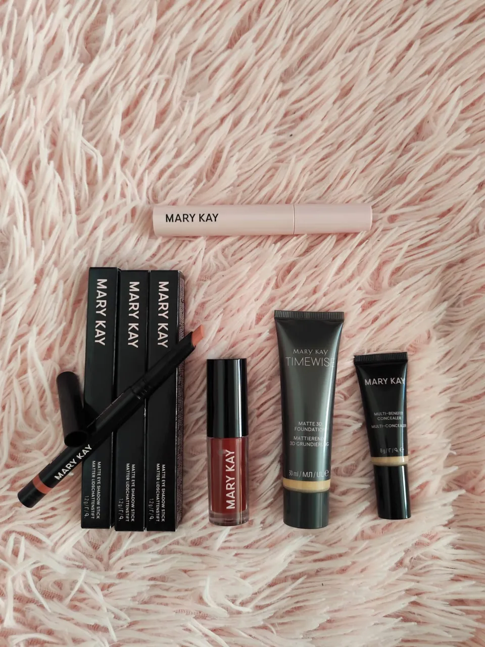 Selección de maquillaje Mary Kay con productos identificados